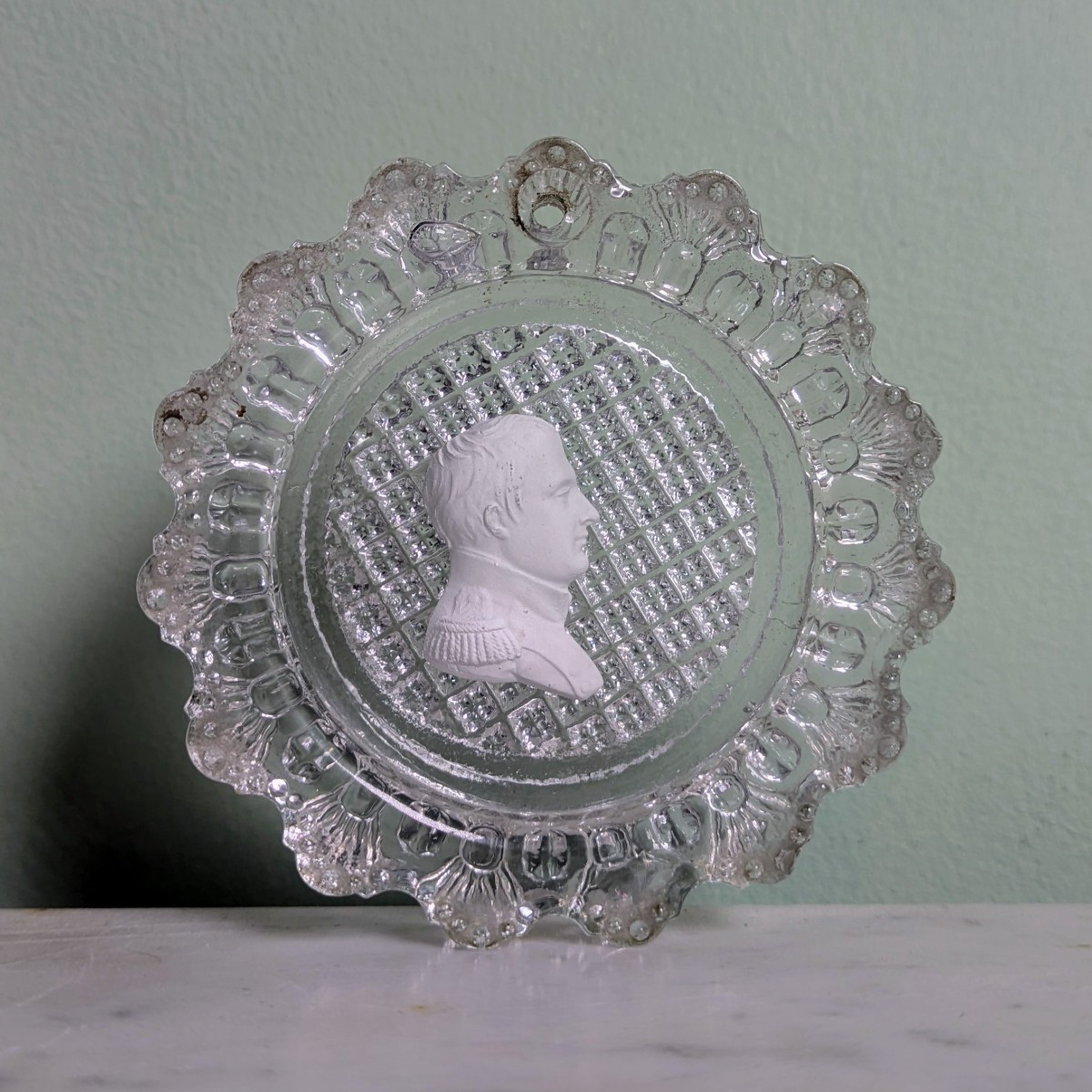 Baccarat, vers 1830 - cristallo-cérame au profil de Napoléon en général - coll. Brouwet 