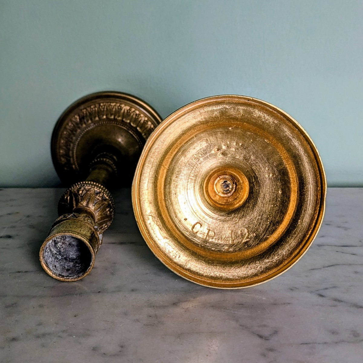 Paire de bougeoirs en bronze doré, d'époque Louis XVI - Compiègne, Chanteloup ?-photo-2