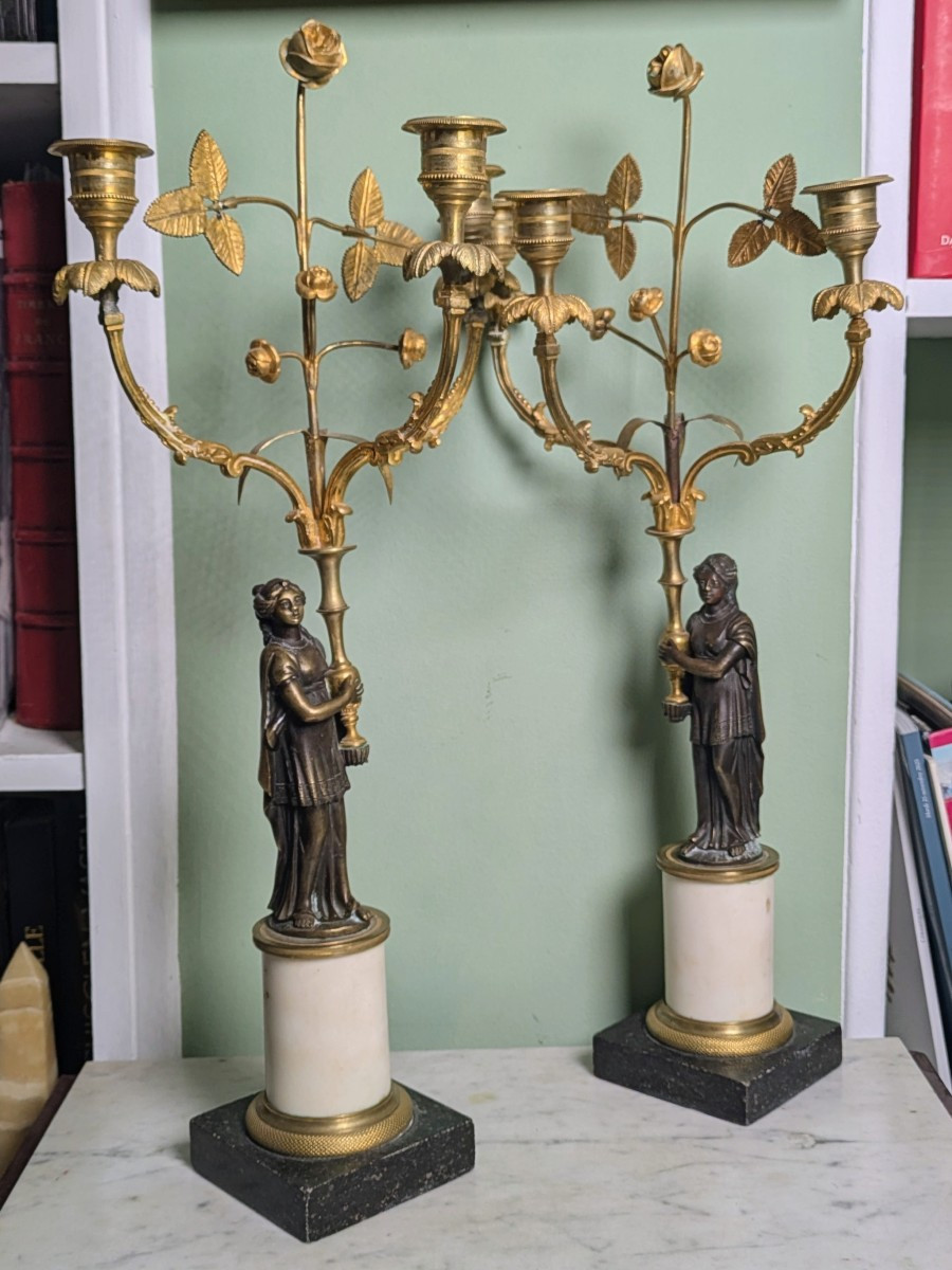 France, vers 1800 - paire de candélabres à trois lumières en marbre et bronze doré