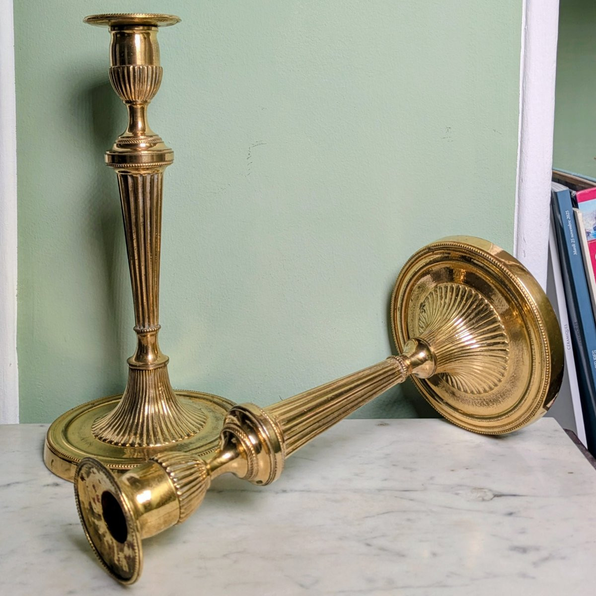 France, vers 1800 - paire de bougeoirs, flambeaux en bronze doré - modèle de Versailles-photo-2