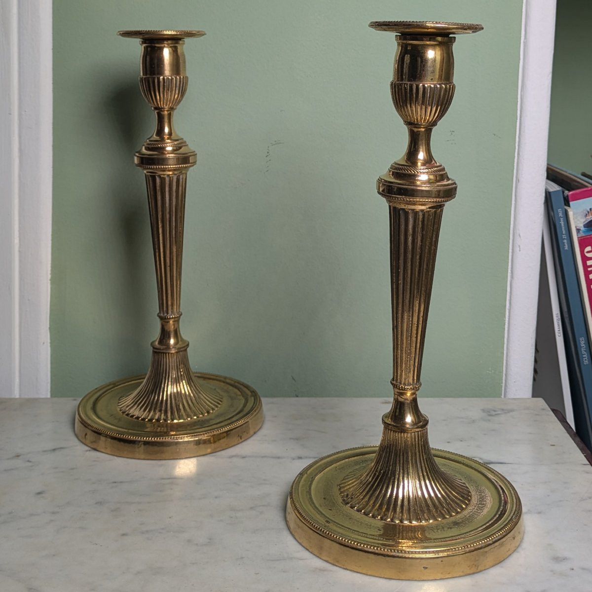 France, vers 1800 - paire de bougeoirs, flambeaux en bronze doré - modèle de Versailles-photo-3