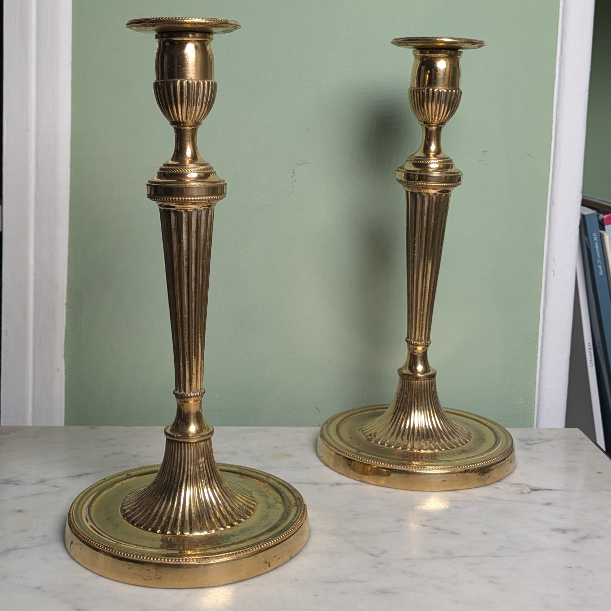 France, vers 1800 - paire de bougeoirs, flambeaux en bronze doré - modèle de Versailles