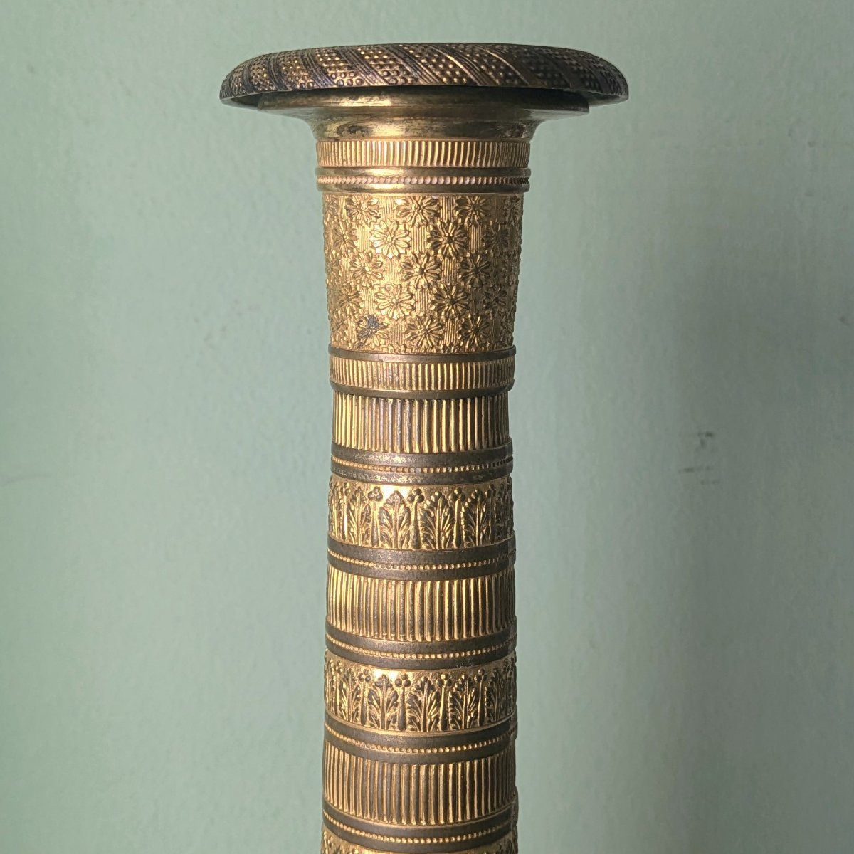 Paris, vers 1830 - paire de bougeoirs, flambeaux néoclassiques - bronze doré -photo-2