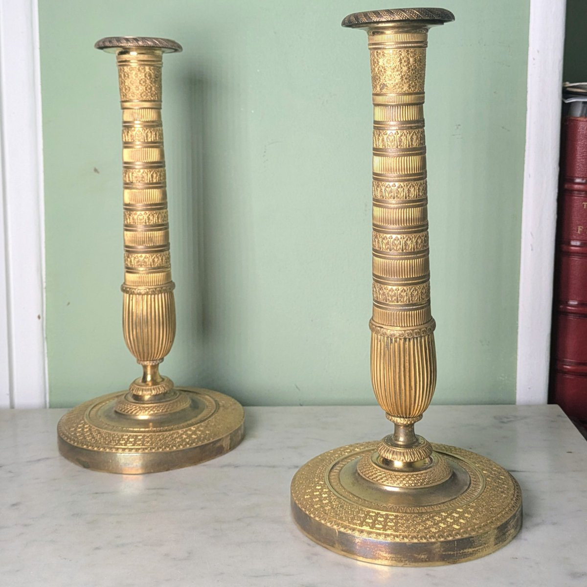 Paris, vers 1830 - paire de bougeoirs, flambeaux néoclassiques - bronze doré -photo-4