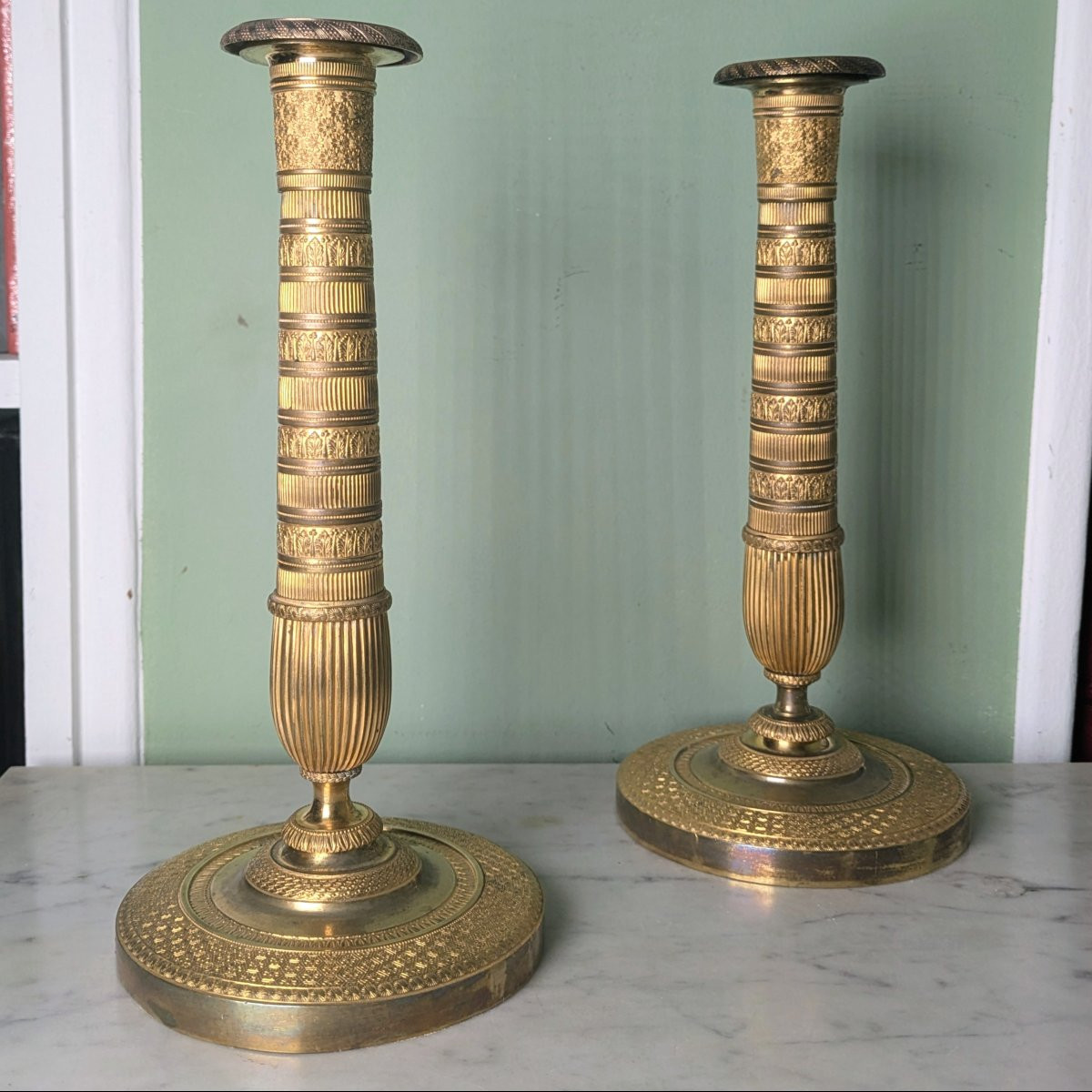 Paris, vers 1830 - paire de bougeoirs, flambeaux néoclassiques - bronze doré -photo-1