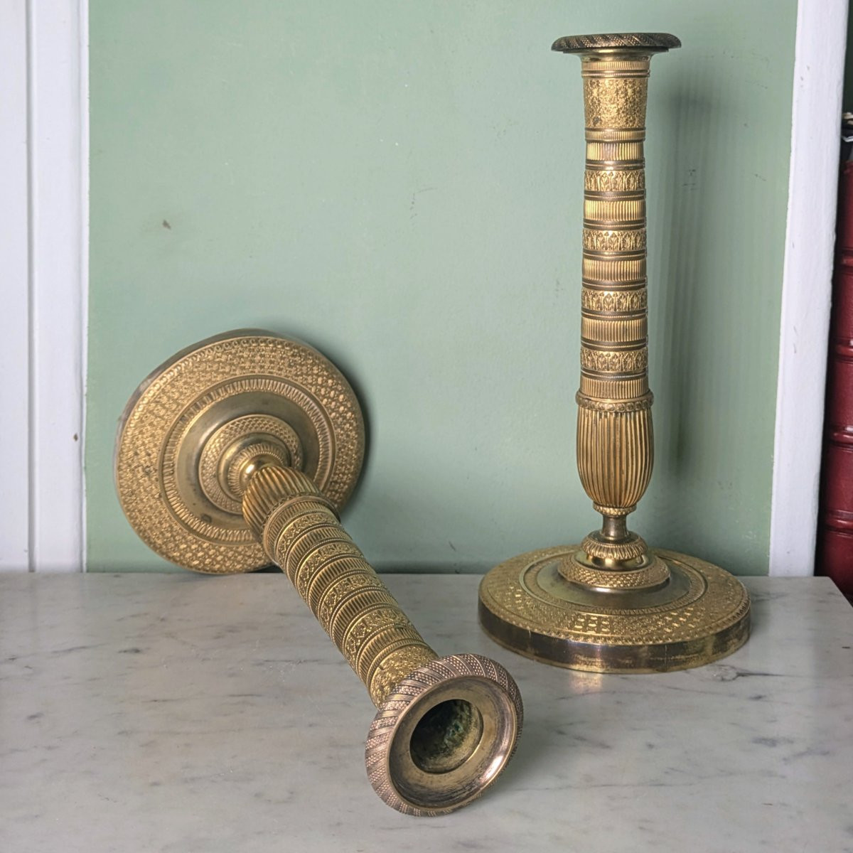 Paris, vers 1830 - paire de bougeoirs, flambeaux néoclassiques - bronze doré -photo-2