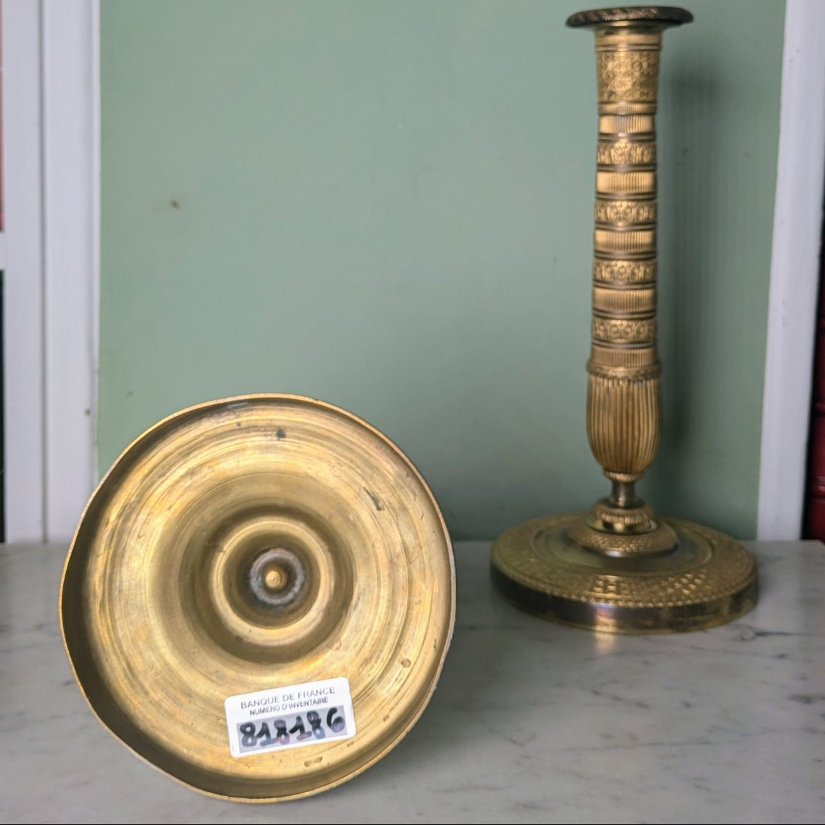 Paris, vers 1830 - paire de bougeoirs, flambeaux néoclassiques - bronze doré -photo-3