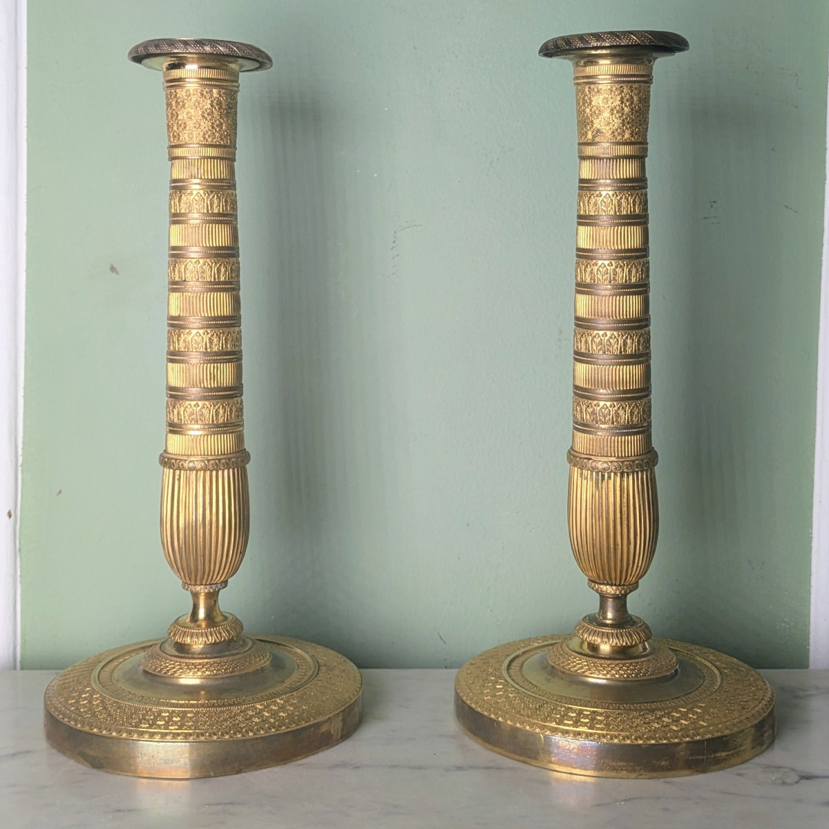 Paris, vers 1830 - paire de bougeoirs, flambeaux néoclassiques - bronze doré 