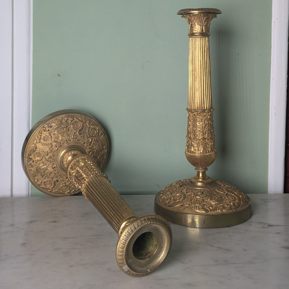 Paris, époque Restaurations - paire de bougeoirs en bronze doré-photo-4