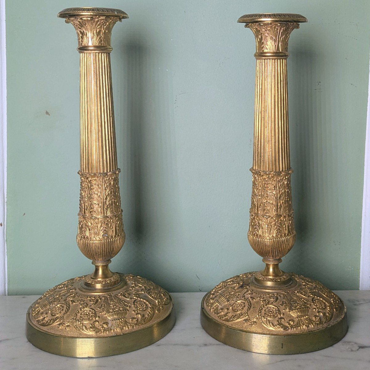 Paris, époque Restaurations - paire de bougeoirs en bronze doré