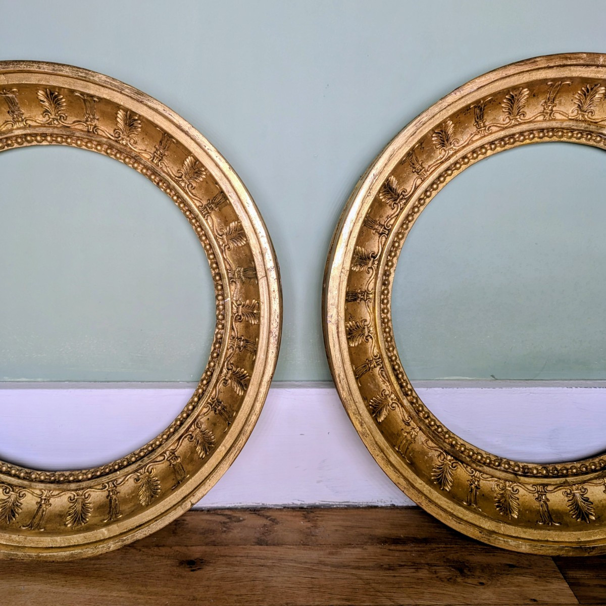 Rare paire de cadres, forme tondo - bois doré à palmettes - Empire, Restauration