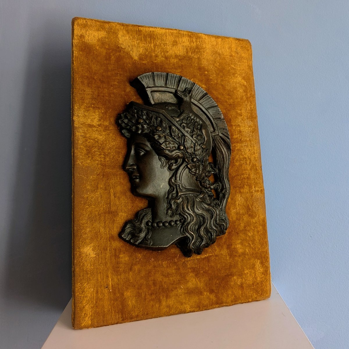 Souvenir du Grand Tour fin XIXe - profil d'Athéna en bronze patiné sur velours orangé ancien-photo-2