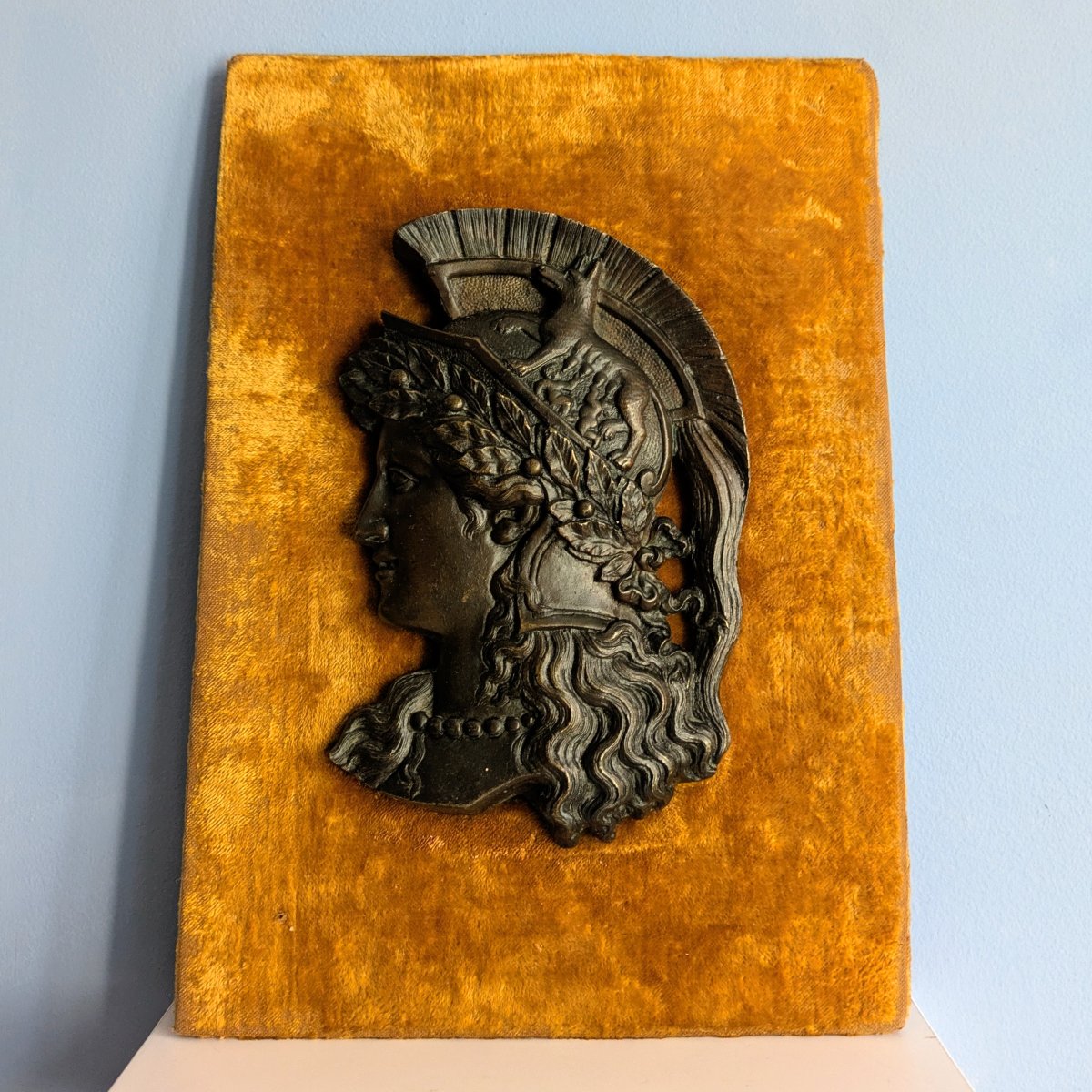 Souvenir du Grand Tour fin XIXe - profil d'Athéna en bronze patiné sur velours orangé ancien-photo-1