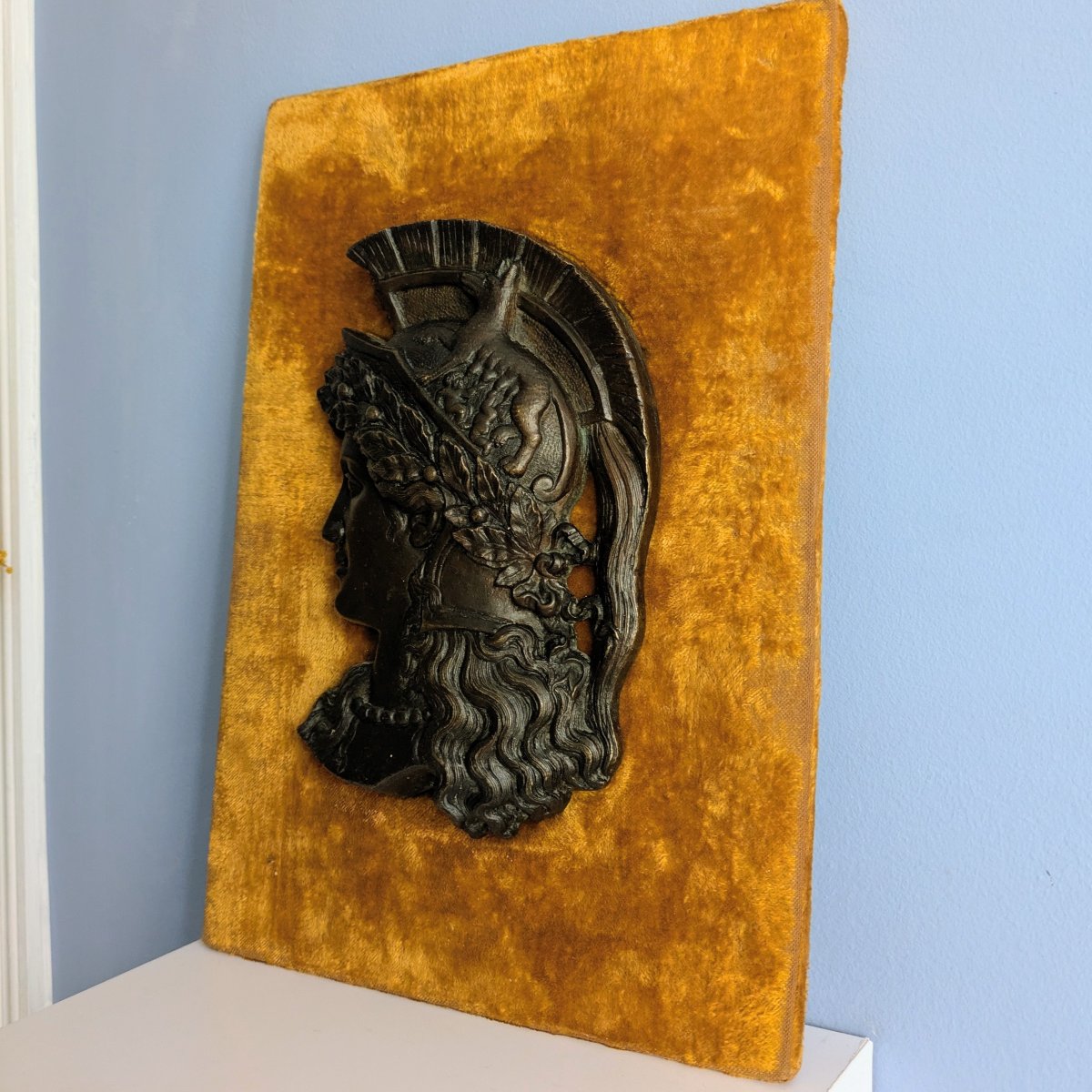 Souvenir du Grand Tour fin XIXe - profil d'Athéna en bronze patiné sur velours orangé ancien-photo-2