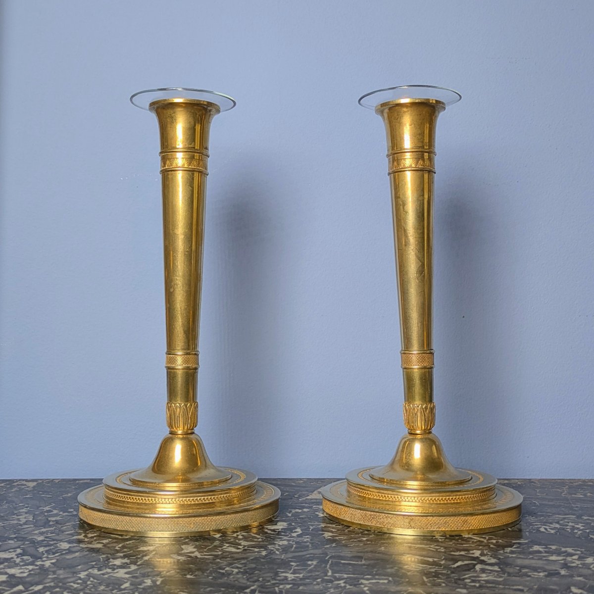 Paris, époque Consulat, Empire - paire de bougeoirs ou flambeaux en bronze - modèle impérial