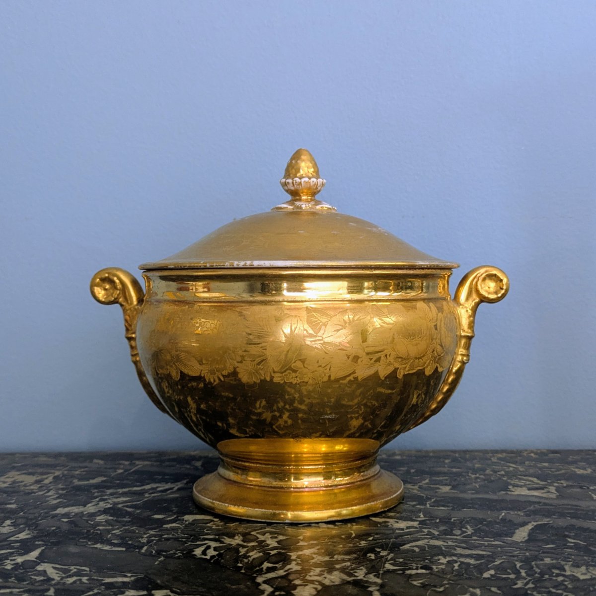 Paris, vers 1830 - bouillon, drageoir couvert - porcelaine dorée - Charles X