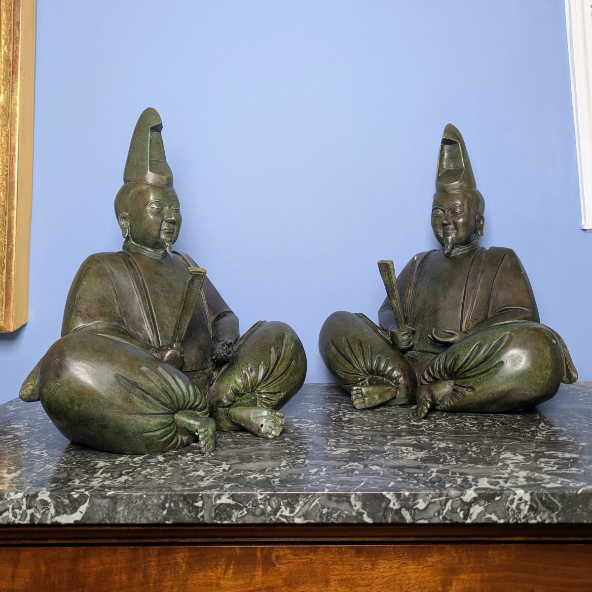 Japon, période Meïji - paire de grands bonzes priants - bronze à patine verte