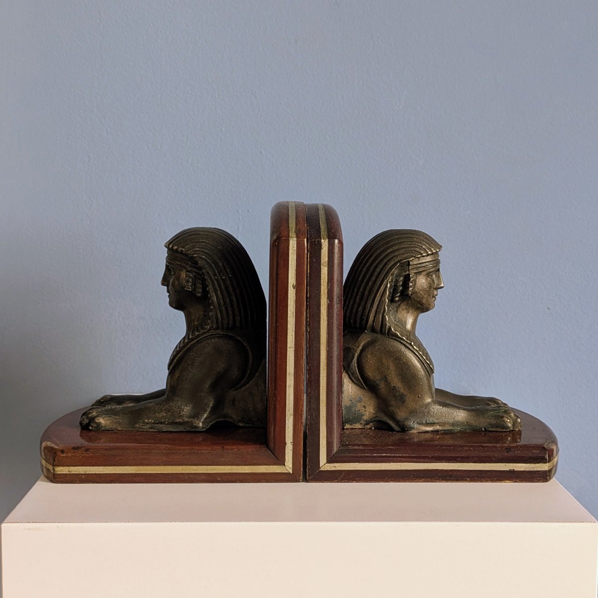 Travail Art Deco vers 1930 - paire de serre livres en acajou et metal - sphinx Grand Tour-photo-2