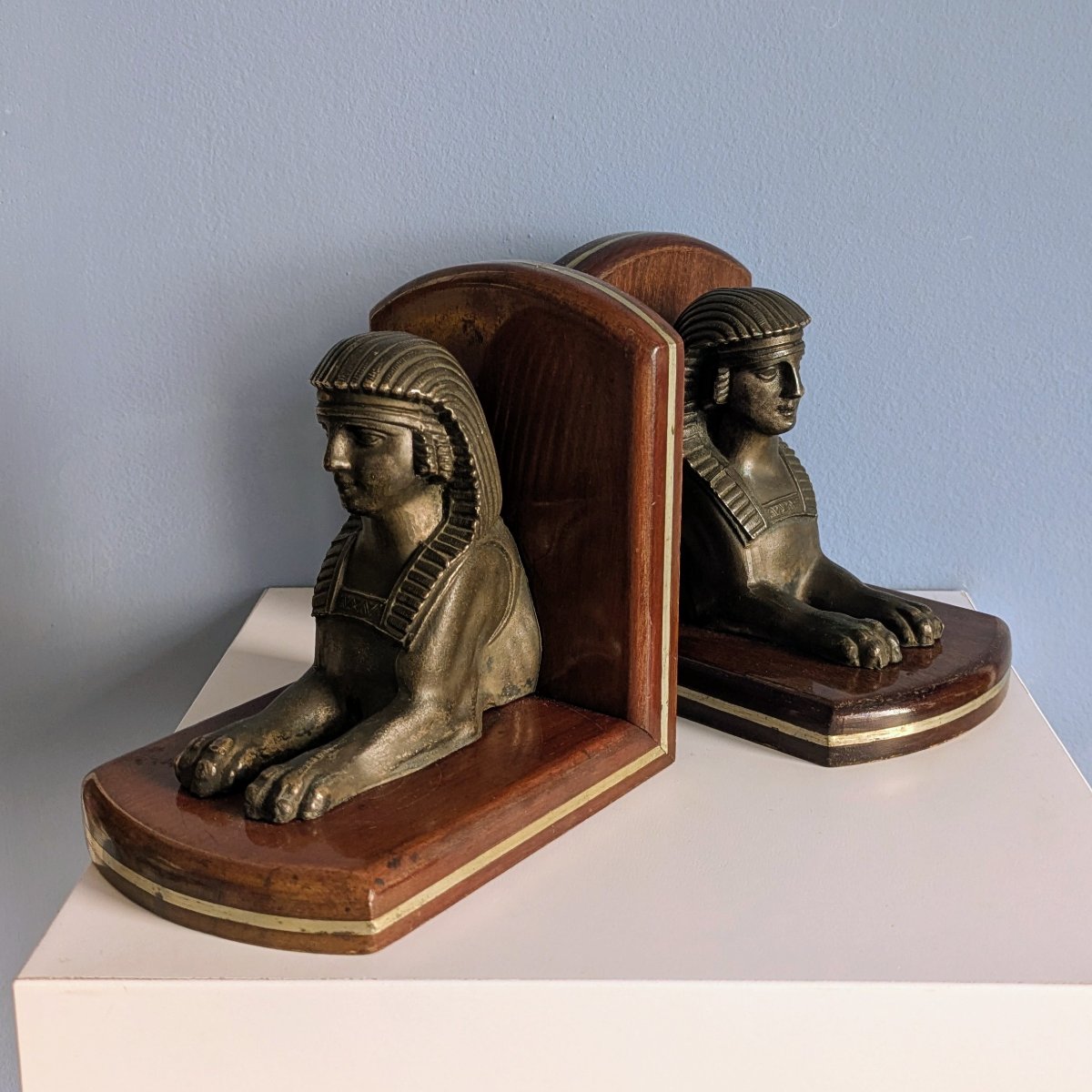 Travail Art Deco vers 1930 - paire de serre livres en acajou et metal - sphinx Grand Tour-photo-3