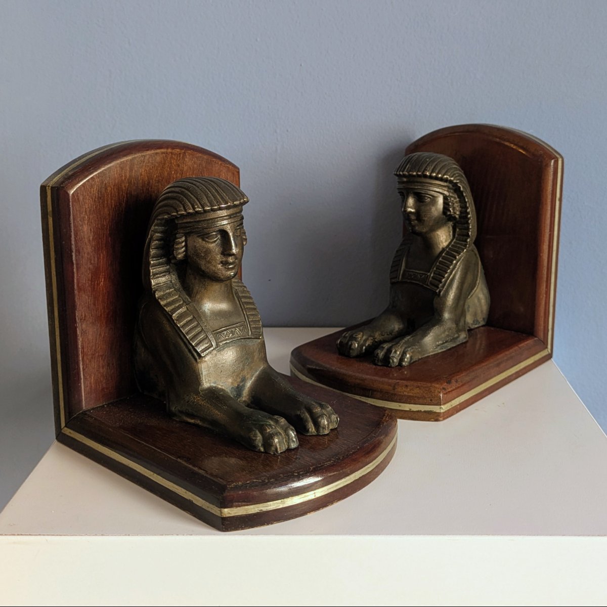 Travail Art Deco vers 1930 - paire de serre livres en acajou et metal - sphinx Grand Tour-photo-4