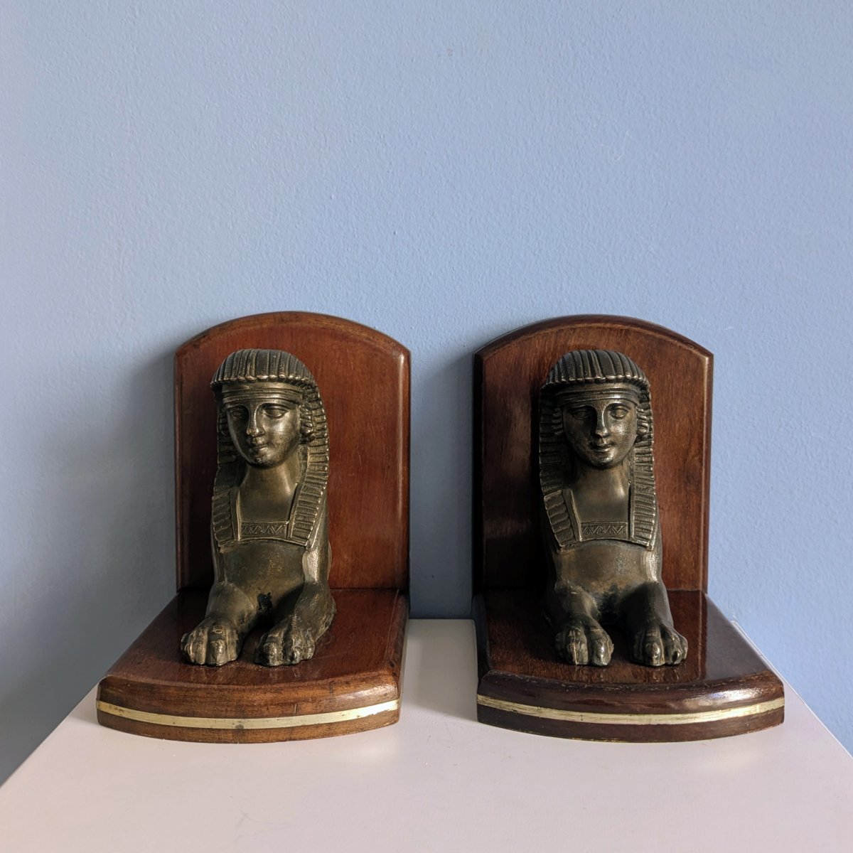 Travail Art Deco vers 1930 - paire de serre livres en acajou et metal - sphinx Grand Tour-photo-1