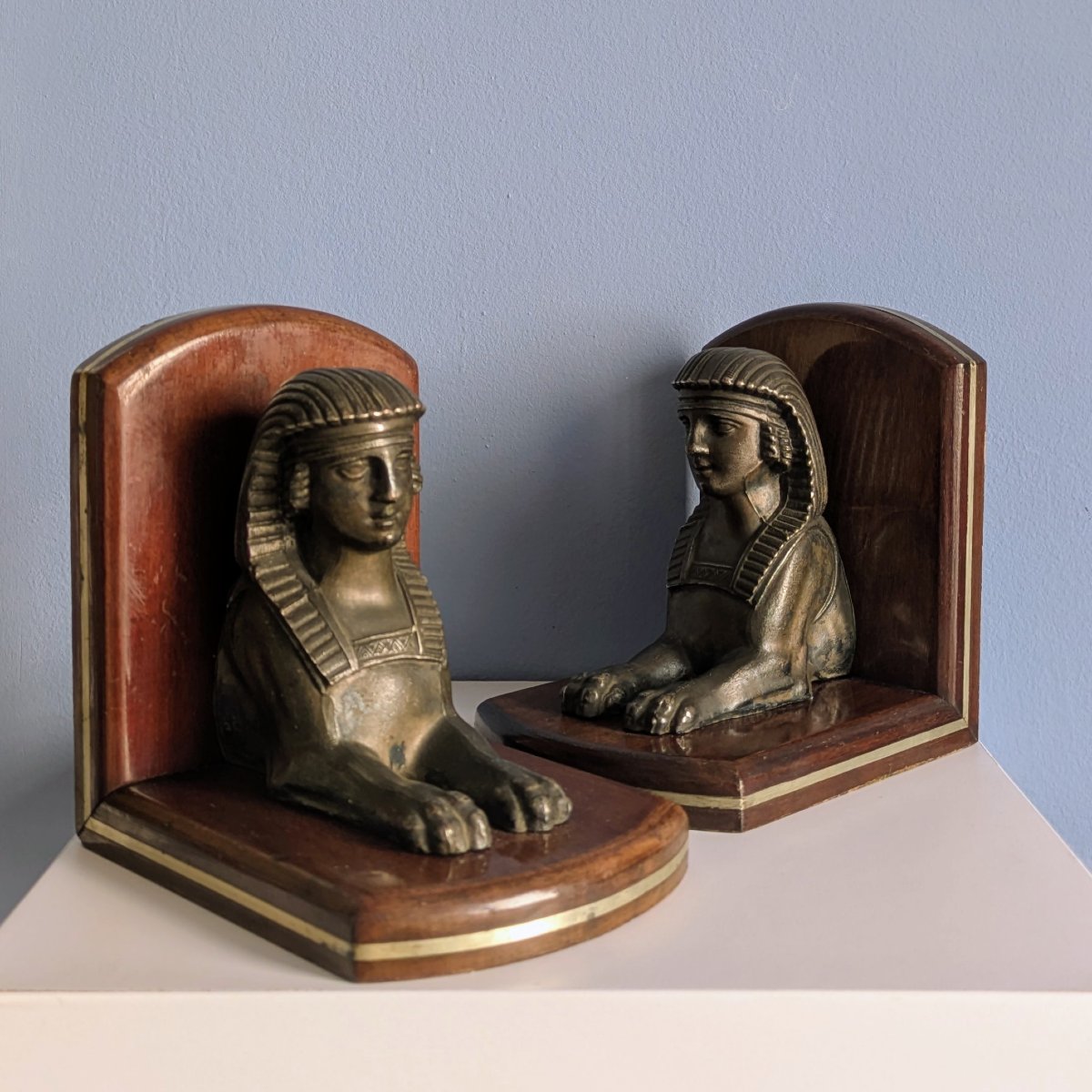 Travail Art Deco vers 1930 - paire de serre livres en acajou et metal - sphinx Grand Tour