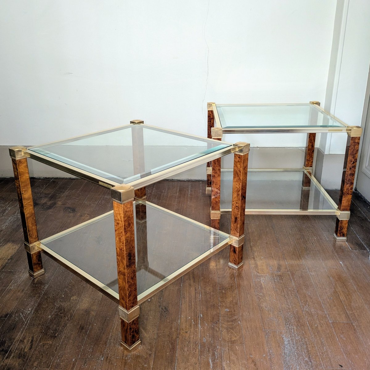 Pierre Vandel - paire de tables basses, bouts de canapés - laiton, loupe et verre biseauté