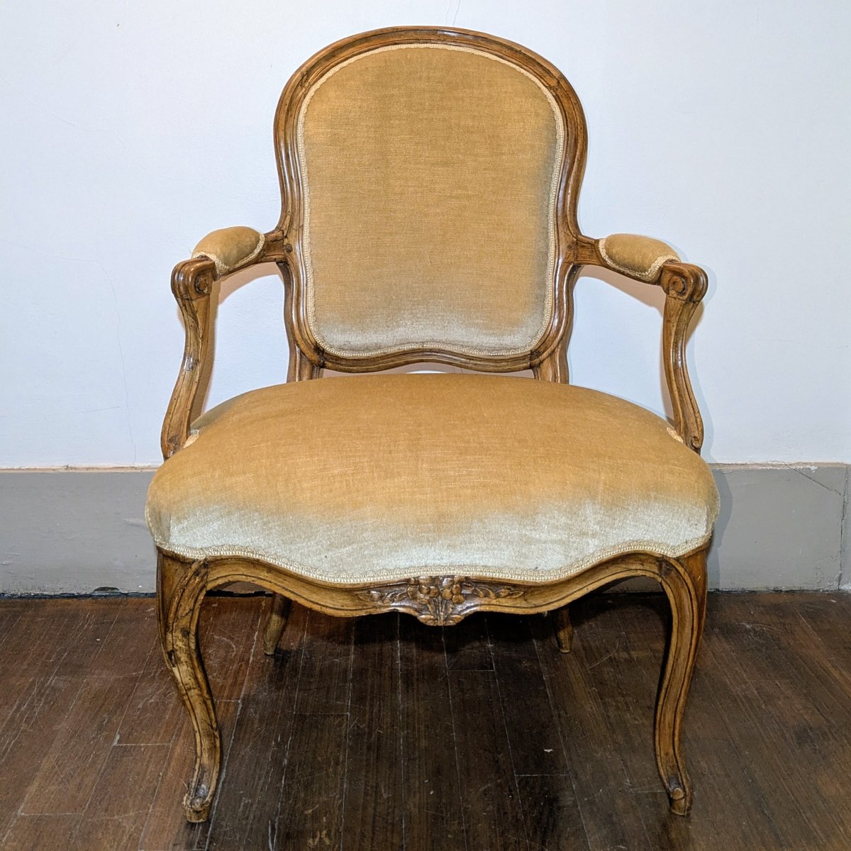 France, époque Louis XV - fauteuil en cabriolet au naturel -photo-2