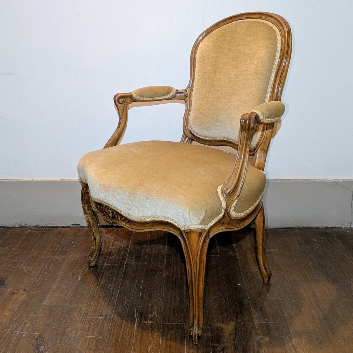 France, époque Louis XV - fauteuil en cabriolet au naturel 