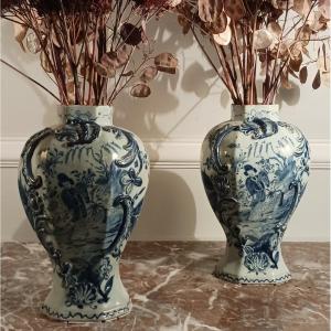 Delft, 18th Century - Pair Of Earthenware Vases - Chinese And Rocaille Decoration - " Kraak Style "