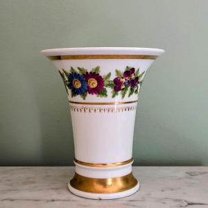 Paris, début du XIXe siècle - vase cornet, jasmin, en porcelaine - décor de dorure et guirlande