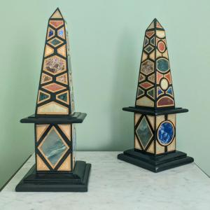 Paire d'obélisques en marqueterie de marbre - travail moderne