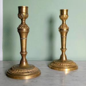 Paire de bougeoirs en bronze doré, d'époque Louis XVI - Compiègne, Chanteloup ?
