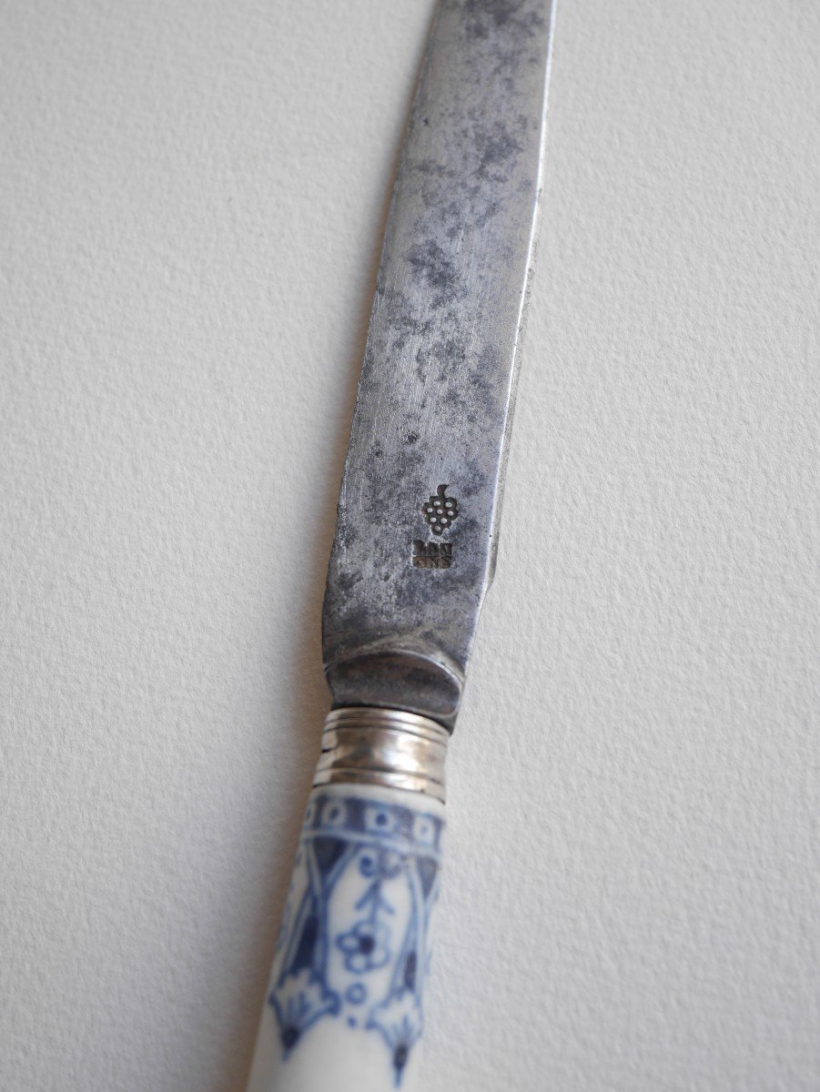 Couteau de table en porcelaine tendre de Saint-Cloud, vers 1700-1720-photo-1