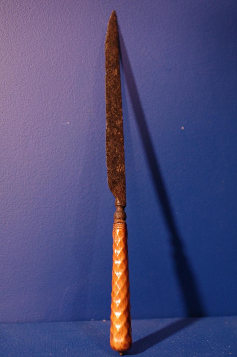 Couteau de table, manche en ivoire, début XVIIe Siècle