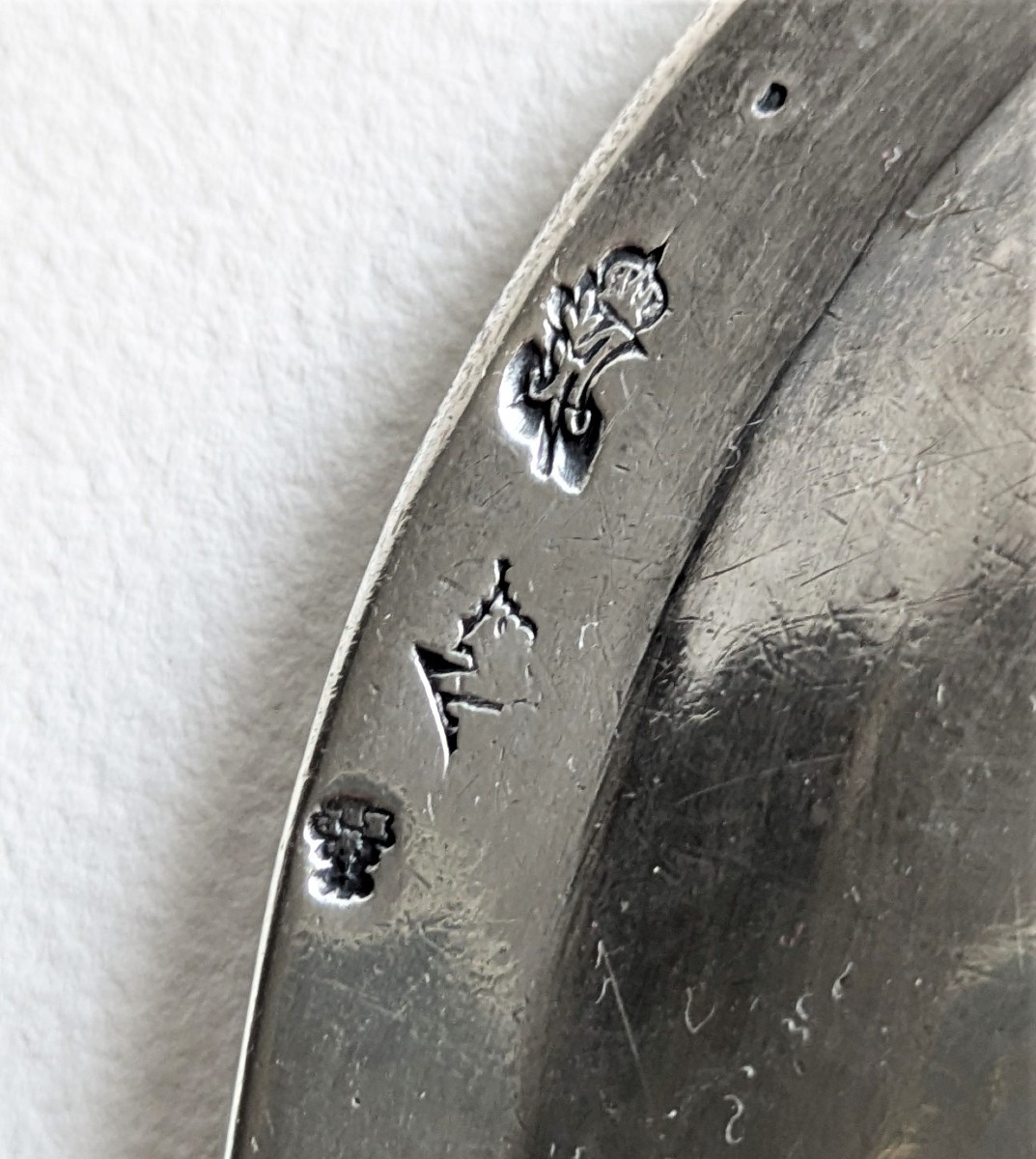 Assiette en argent par Edme-Pierre Balzac aux armes Caumels et Quatrefages, Paris, 1763-1764-photo-3