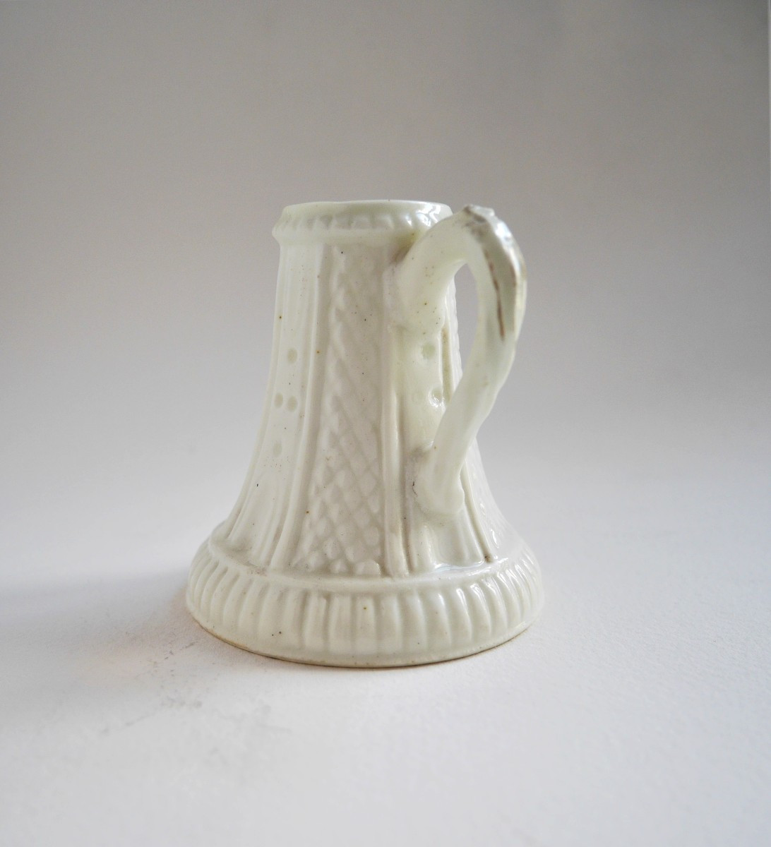 Bougeoir à main en porcelaine tendre de Saint-Cloud, vers 1720-1740-photo-2