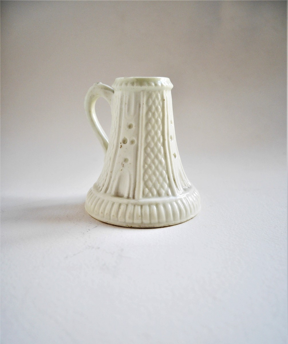 Bougeoir à main en porcelaine tendre de Saint-Cloud, vers 1720-1740-photo-3