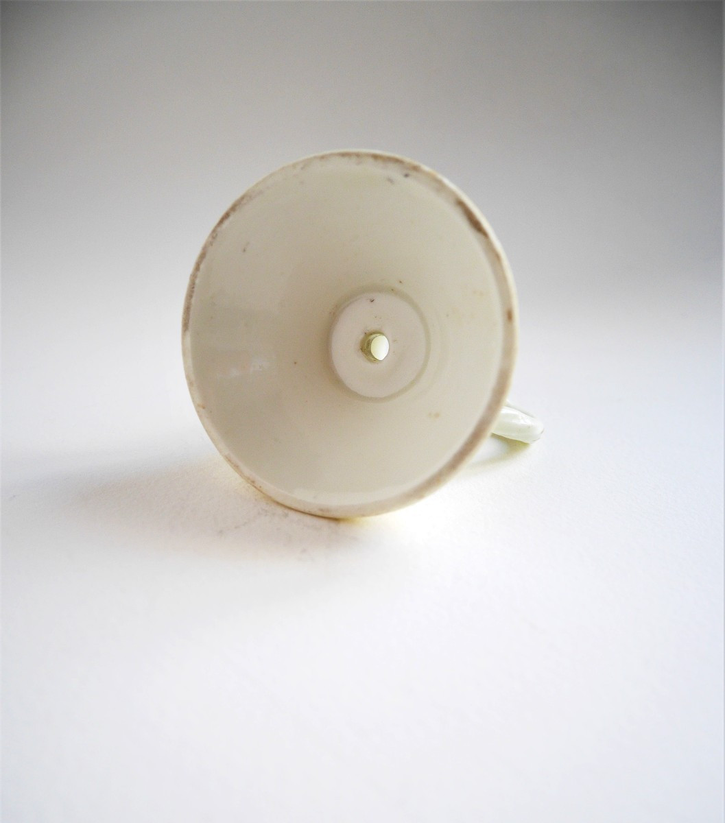 Bougeoir à main en porcelaine tendre de Saint-Cloud, vers 1720-1740-photo-4