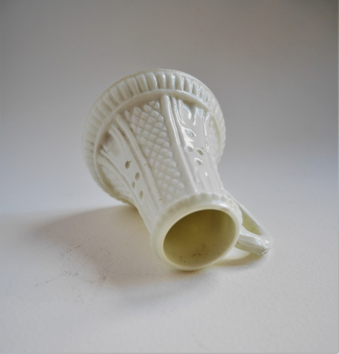 Bougeoir à main en porcelaine tendre de Saint-Cloud, vers 1720-1740-photo-1