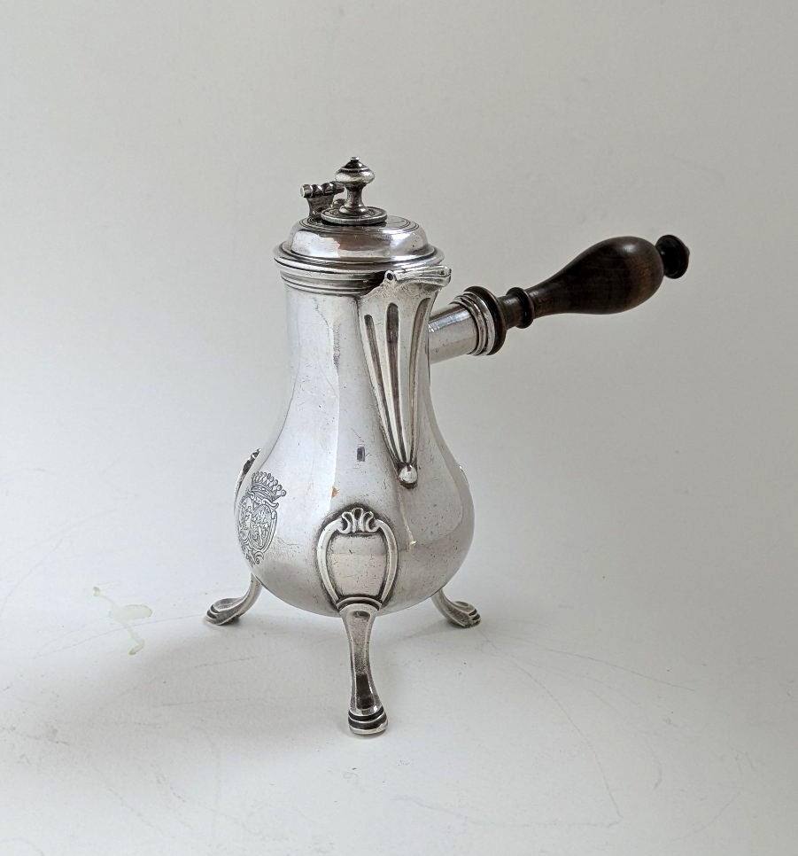 Chocolatière égoïste armoriée,  argent, par François Delapierre, Paris, 1781-1782