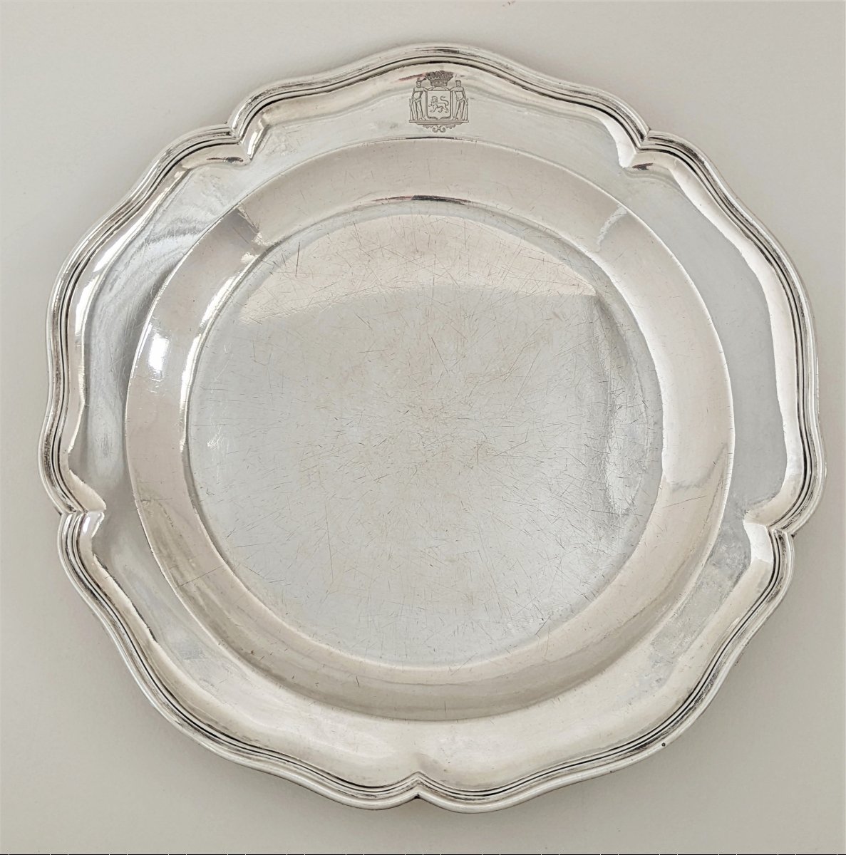 Valenciennes : plat creux par Salomon Vacheron, 1738