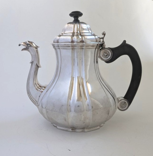 Lille : théière en argent par Antoine-Jospeh Gellez, 1756