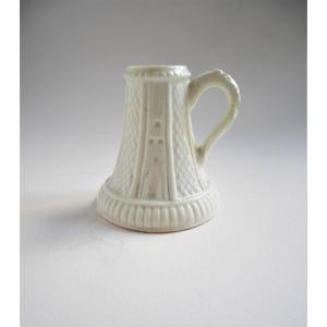 Bougeoir à main en porcelaine tendre de Saint-Cloud, vers 1720-1740