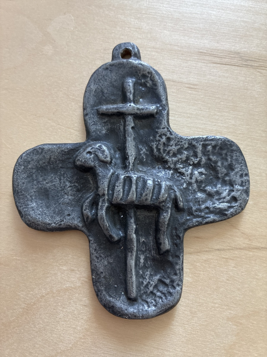 Croix pectorale signée Arlette Laurent-Dray XX étain 