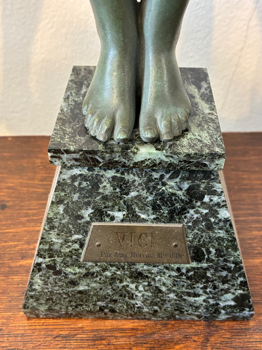 Sculpture "vici" After Auguste Moreau, Green Patinated Spelter, Marble Base 64 Cm-photo-3