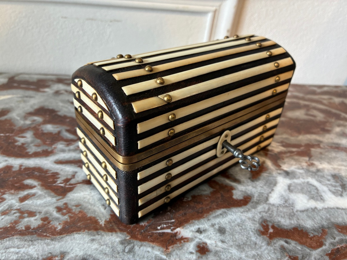 Coffret à parfums XIXe siècle, décor d’os et cuir, 3 flacons cristal-photo-2