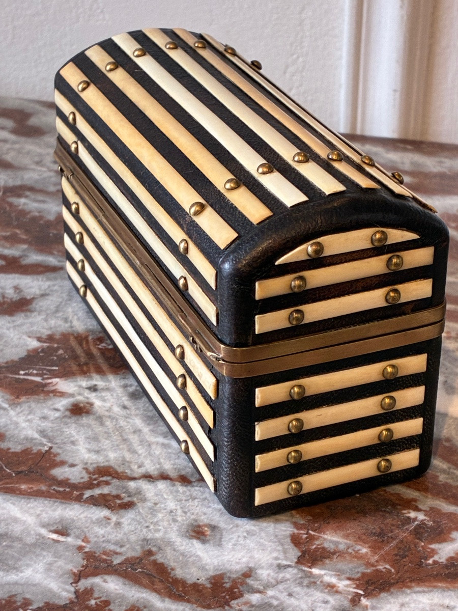 Coffret à parfums XIXe siècle, décor d’os et cuir, 3 flacons cristal-photo-4