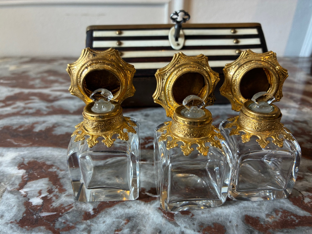 Coffret à parfums XIXe siècle, décor d’os et cuir, 3 flacons cristal-photo-3
