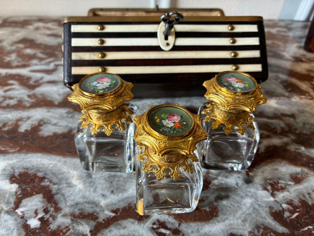 Coffret à parfums XIXe siècle, décor d’os et cuir, 3 flacons cristal-photo-4